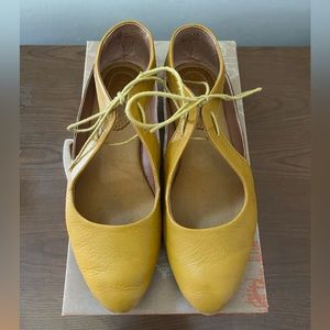 Latigo mustard yellow flats
